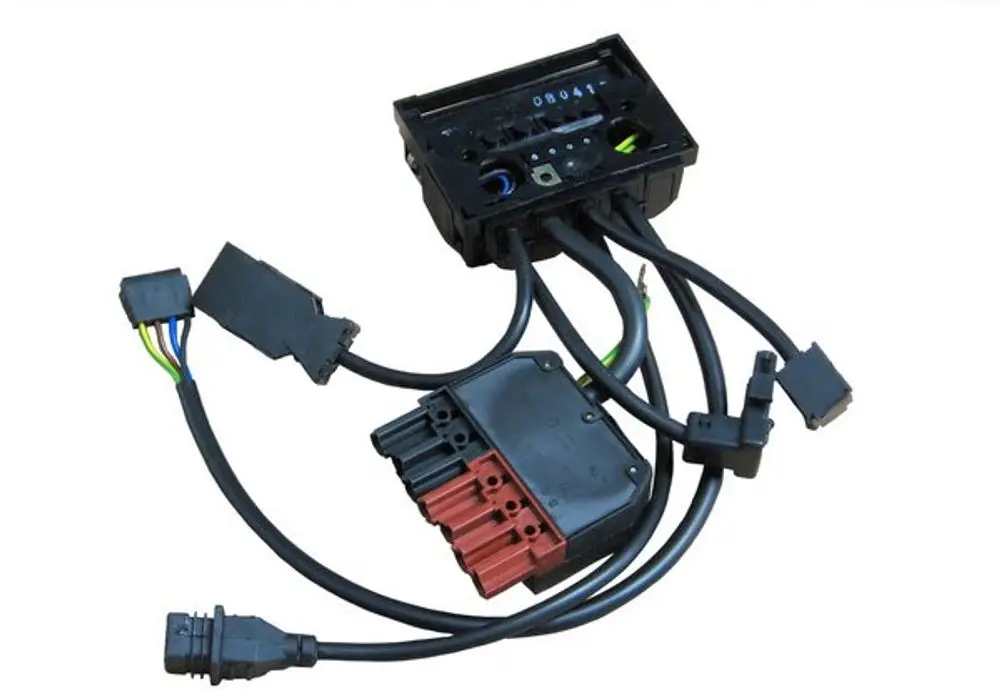Elektrisches Anschlussmodul von Bosch mit mehreren Kabelverbindungen zur Integration in ein System. Deutlich erkennbare Steckverbindungen für unterschiedliche Funktionen.